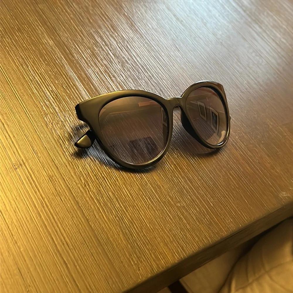 Black and gold cat eye sunglasses - Picture 3 of 6